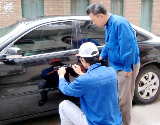 公主坟汽车钥匙丢在车里面怎么办?